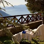 Santa Marina & فندق أراخوفا
